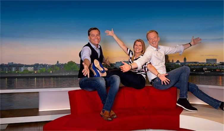 Die SWR-Moderatoren Patricia Küll, Martin Seidler und Holger Wienpahl sind beim Senioren-Nachmittag der Stadt Mendig zu Gast.  Quelle: Stadt Mendig