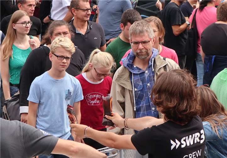 Die SWR3-Crew verteilte eine halbe Stunde kostenlos Eis.