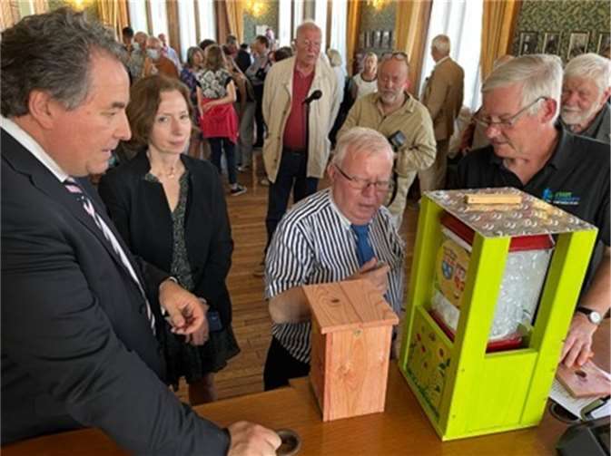 Die Saatgutautomaten wurden vorgestellt.  Foto: Stadtverwaltung / Verena Weil