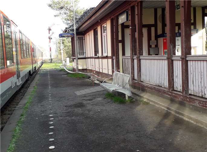 Die Sackungen am Bahnhof Walporzheim sind in verschiedenen Bereichen zu sehen, unter anderem direkt am Eingangsbereich.Foto: WITE