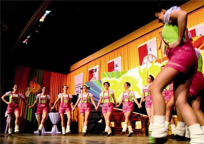 Die Sääner Tanzmücken diesmal in Lederhose zur Disco-Bayern-Show. -PS-