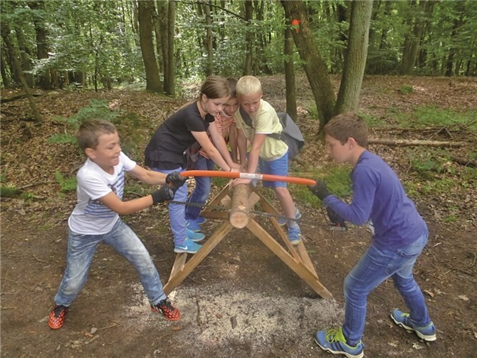 Die „Sägestation“ fordert Kraft und Geschick.privat