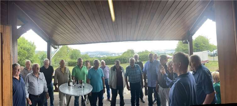 Die Sänger beim lockeren Ständchen an der Grillhütte.