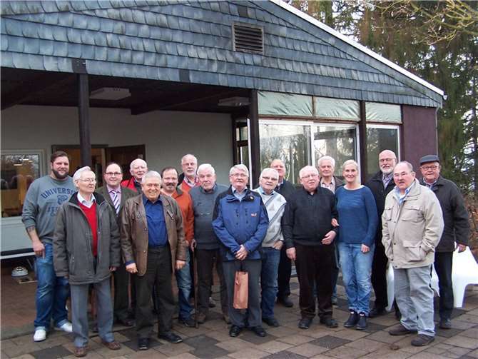 Die Sänger der Cäcilia mit dem neuen Hütten-Team Stephan Dolff (l.) und Jasmin Dolff (4. v. r.) . privat