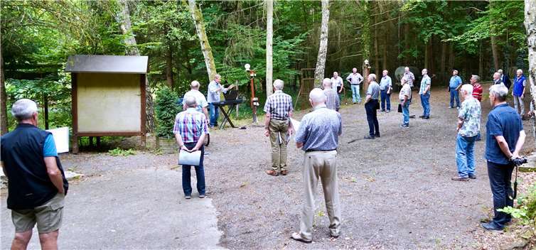 Die Sänger der beiden Bass-Stimmen probten im Freien.