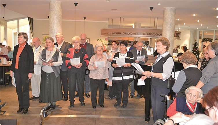 Die Sänger des Apollinaris-Kirchenchors luden mit weihnachtlichen Liedern zum Mitsingen ein. AB