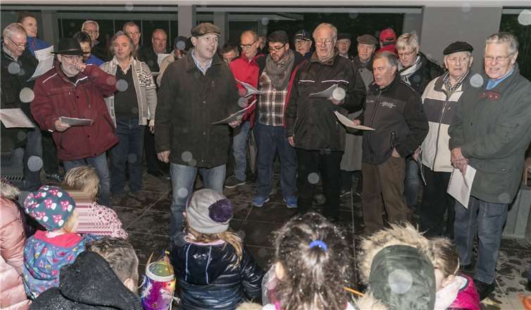 Die Sänger des Linzer MGV beim gemeinsamen Singen mit den Kindern im katholischen Kindergarten Sankt Marien in Linz.Heinz Werner Lamberz