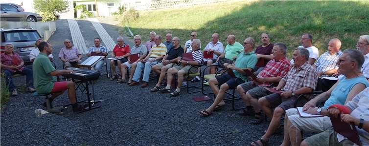 Die Sänger des Linzer Männergesangvereins bei der temperaturbedingten Außenprobe Anfang August vor dem Sängerheim in Linz am Roniger Weg. Roland Thees