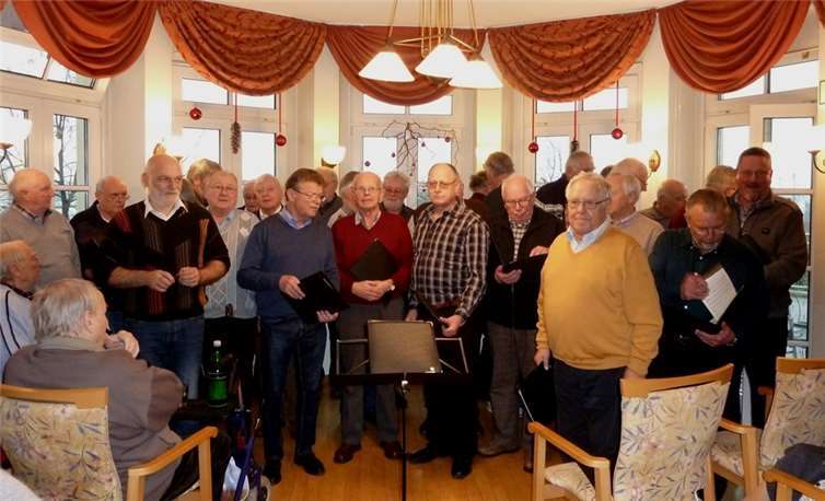 Die Sänger des MC Irlich während ihres Auftritts in der Seniorenresidenz. privat