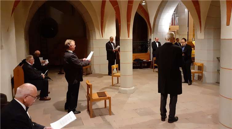 Die Sänger des MGV Mendelssohn Bartholdy auf der Empore der katholischen Kirche St.Peter in Ketten in Montabaur; je Lied durften zeitgleich nur 6 Sänger auftreten; die anderen warteten jeweils im Hintergrund auf ihren Auftritt.