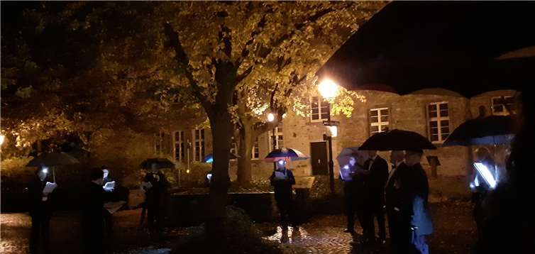 Die Sänger des MGV Mendelssohn Bartholdy bei ihrem Auftritt nach Ende des Abendgottesdienstes, außerhalb der katholischen Kirche St.Peter in Ketten in Montabaur. Fotos: privat