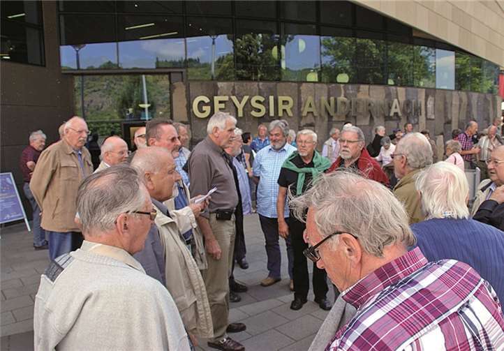 Die Sänger des Männerchors am Geysir-Erlebniszentrum. Privat