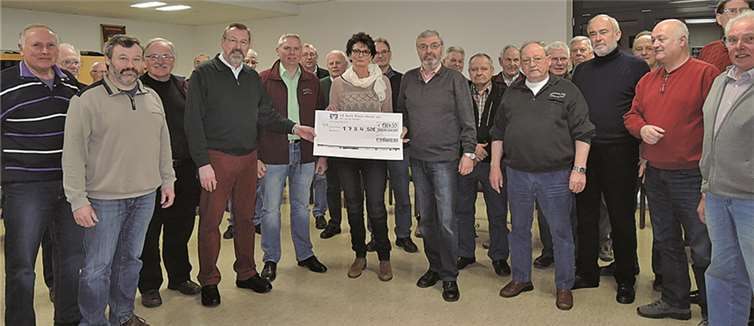 Die Sänger freuen sich sehr, eine gute Aktion unterstützen zu können; hier bei der Scheckübergabe des 1. Vorsitzenden Jörg Straus an Reinhard Feldkirchner und Frau Rühle von der „Elterninitiative krebskranker Kinder Koblenz e.V“.privat