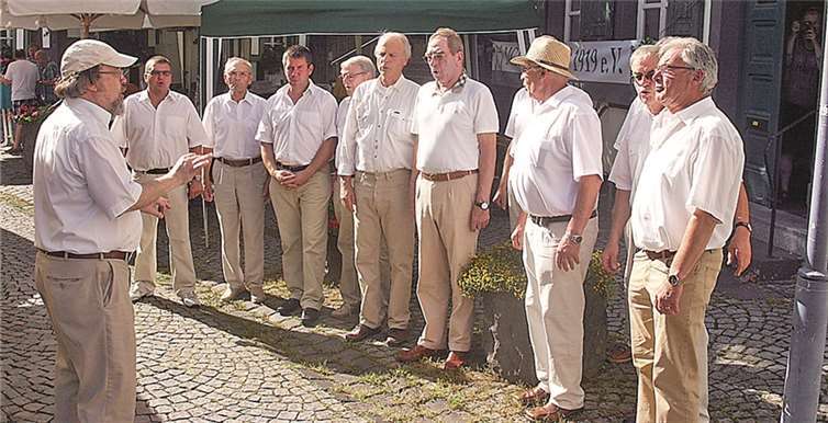 Lieder und Wein auf dem Dorfplatz
