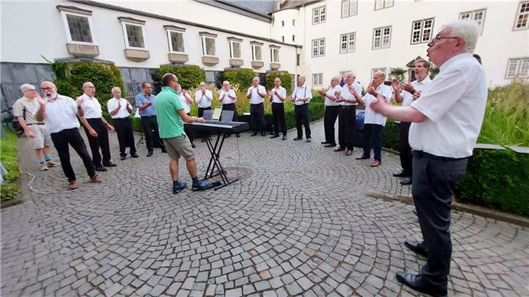 Eine Chorprobe der besonderen Art an einem besonderen Ort Die Sänger in Aktion. Foto: privat