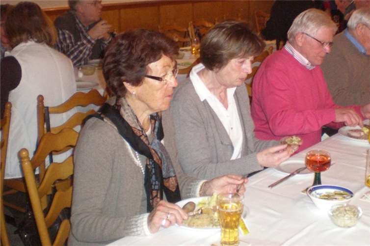 Die Sänger ließen sich in Begleitung das sehr lecker zubereitete Schlachtmenü munden. privat