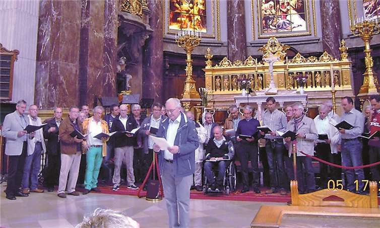 Die Sänger reihten sich ohne Einsingen vor dem Altarraum auf und begannen mit ihrem Gesang, der bei den anwesenden Besuchern des Doms mit Beifall bedacht wurde. privat