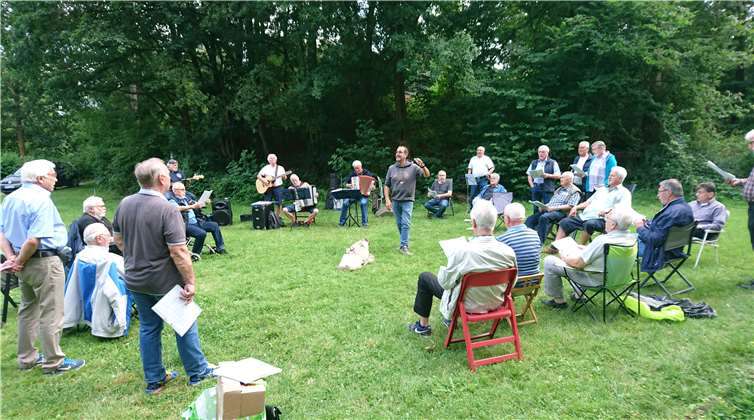 Die Sänger trafen sich im Freien auf der Wiese im Kurpark in Lahnstein auf der Höhe. Foto: privat
