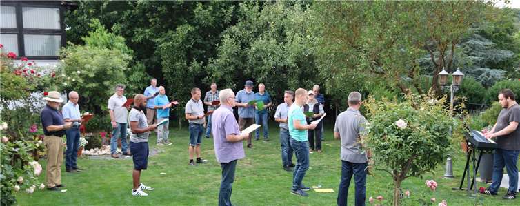 Die Sänger trafen sich zur ersten Probe im Garten des Vereinsmitglieds Franz-Josef Funk. Foto: privat