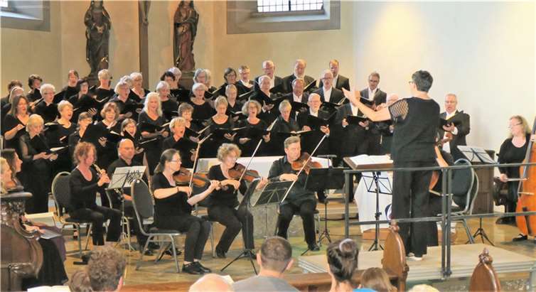 Die Sänger und Musiker boten einen beeindruckenden Abend mit facettenreicher Musik.  Foto: Werner Fischer