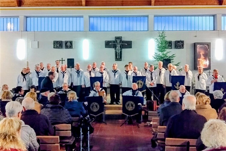 Die Sänger und Musiker des Lahnsteiner Chores bewiesen einmal mehr: „wir können auch Weihnacht!“ Foto: Wolfgang Jäger