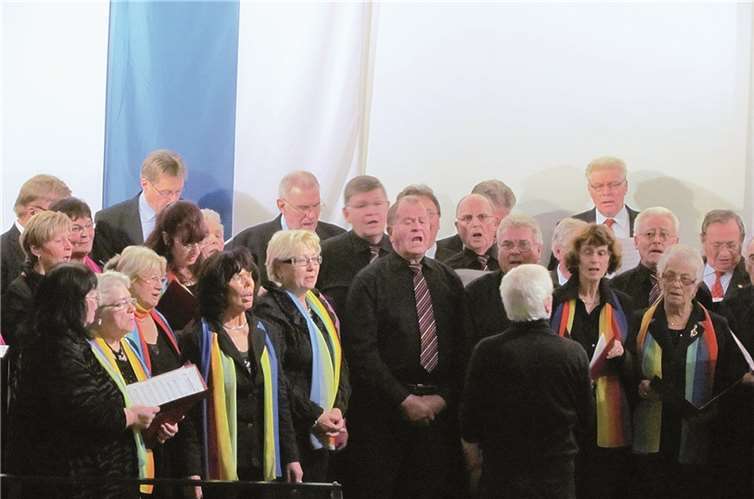 Die Sänger und Sängerinnen gaben beim Kreis-Chorkonzert in Oberhonnefeld alles. Hans Hartenfels