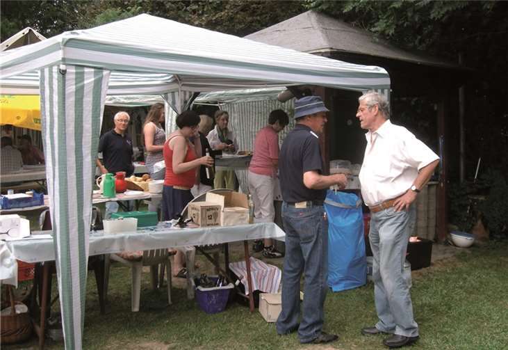 Die Sänger vertieften sich in angeregte Gespräche bei gutem Essen.