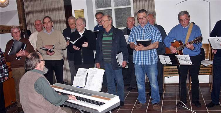 Die Sänger wichen zum Maiansingen ins Pfarrheim und damit ins Trockene aus.RÜ
