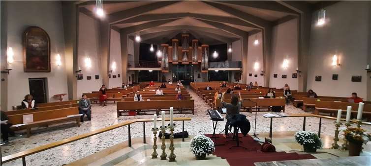 Die SängerInnen haben sich zur gemeinsamen Probe im gesamten Kircheninnenraum verteilt. Foto: privat