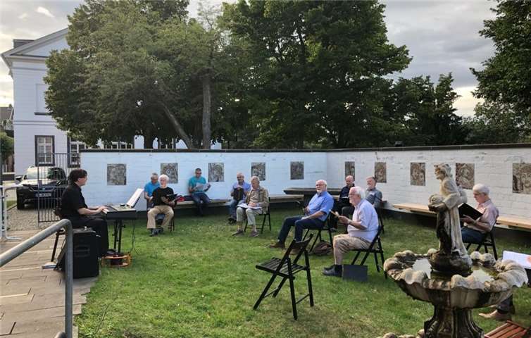Die SängerInnen trafen sich im August im Paradiesgarten zum Proben.Fotos: privat
