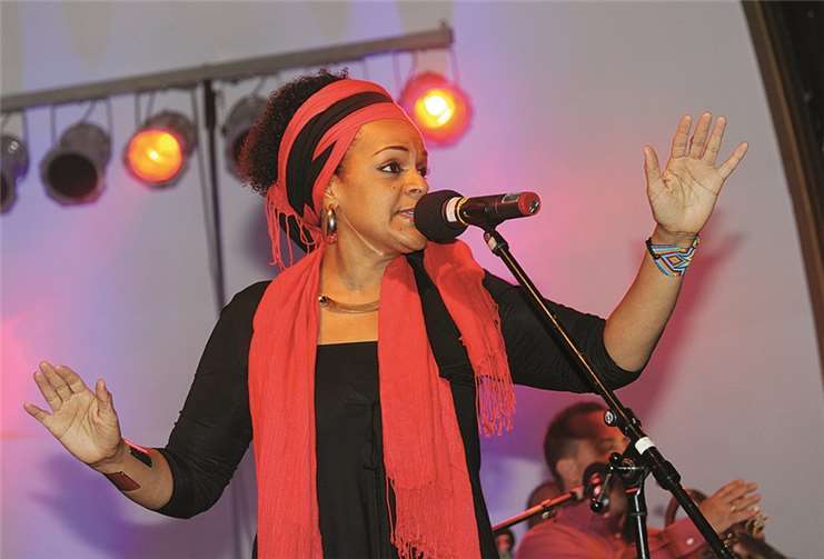 Die Sängerin Yma America der Band Kimbiza.