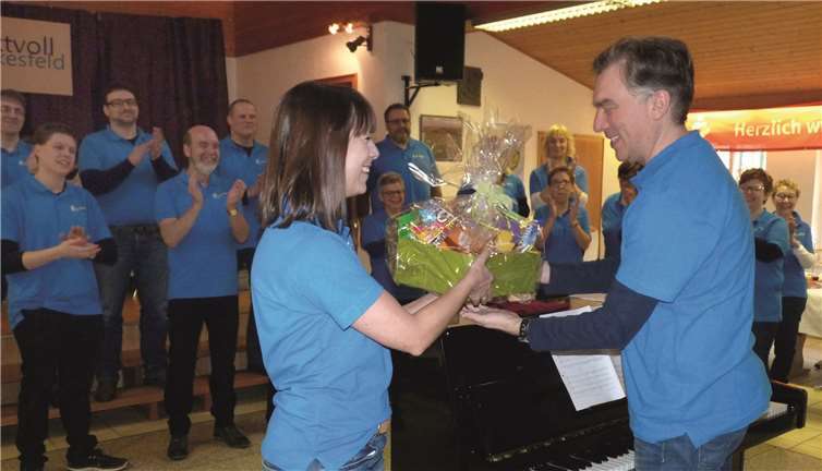 Die Sängerin und Moderatorin bedankte sich bei Chorleiter Markus Schlaf mit einem „süßen“ Präsentkorb.