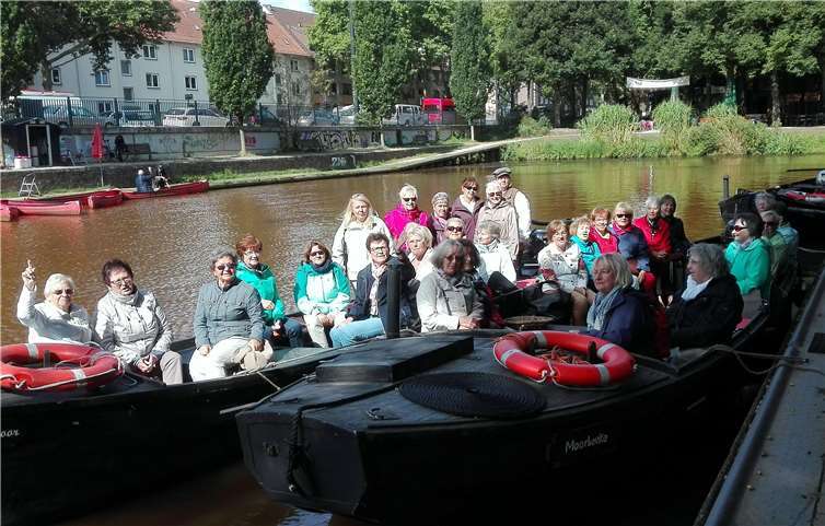 Die Sängerinnen bei idyllischer Torfkahnfahrt.Privat