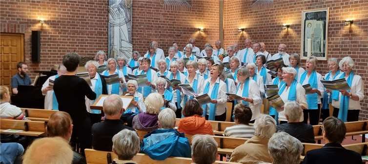 Die Sänger*innen brachten unter Leitung von Mascha Korn die „Missa gaudete in Domino“ von Hans-Georg Rieth zu Gehör, sowie Abendlieder. Foto: privat