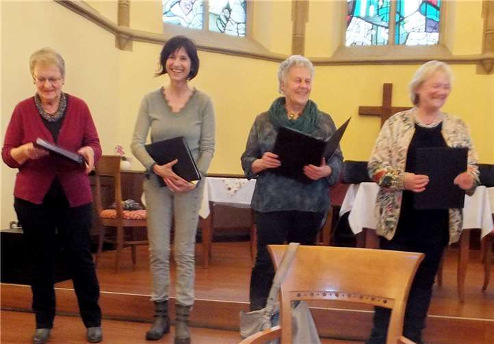 Die Sängerinnen des Dattenberger Chors „Belcanto“ geben den Ton beim Singen von Weihnachtsliedern an.