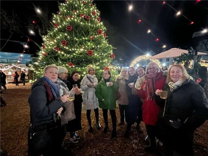 Die Sängerinnen des Frauenchores TonInTon Cochem e.V. auf dem Weihnachtsmarkt in Cochem. Quelle: TonInTon Cochem