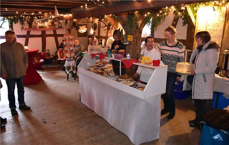 Die Sängerinnen des Frauenchors Ehlscheid hatten die Scheunein ein adventliches Café verwandelt und selbst gebackenen Kuchen angeboten.HEP
