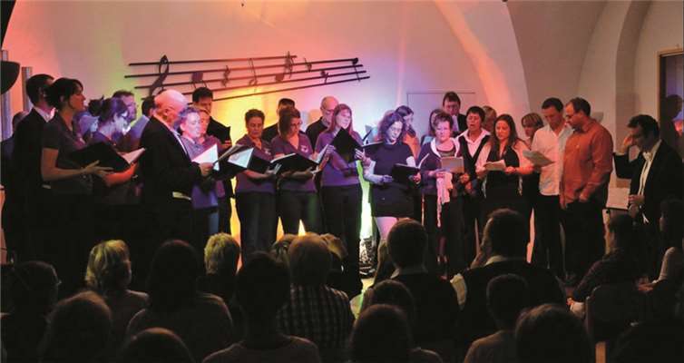 Die Sängerinnen und Sänger auf der Bühne beim letzten Festival. privat