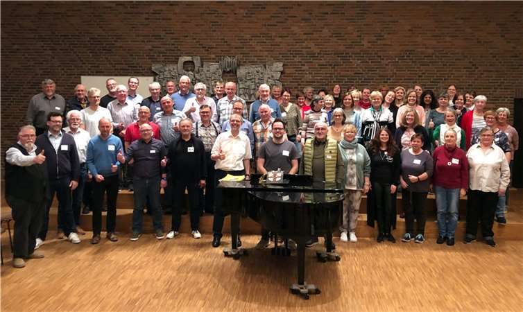 Die Sängerinnen und Sänger bei ihrer Probe für den gemeinsamen Auftritt am 18. Juni auf der Hauptbühne der Bundesgartenschau (BUGA) in Mannheim. Foto: privat