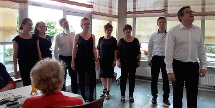 Die Sängerinnen und Sänger des A-Capella-Chores traten solistisch hervor und bezauberten die Gäste mit ihren wundervollen Stimmen.privat