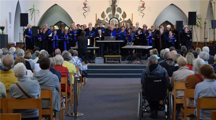 Die Sängerinnen und Sänger des Kammerchors im gemeinsamen Auftritt mit dem belgischen Vocal Ensemble Bloezette. Foto: privat