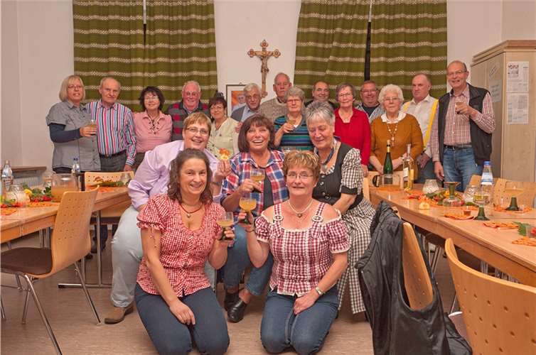 Die Sängerinnen und Sänger des Kirchenchors St. Margaretha Bruttig-Fankel feierten gemeinsam Erntedank im herbstlich dekorierten Pfarrsaal.privat