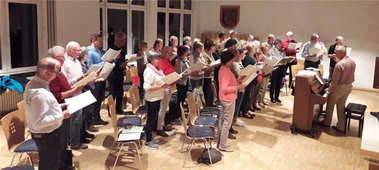 Die Sängerinnen und Sänger des Kirchenchors Waldbreitbach bei einer Probe für das Mozartprojekt.privat