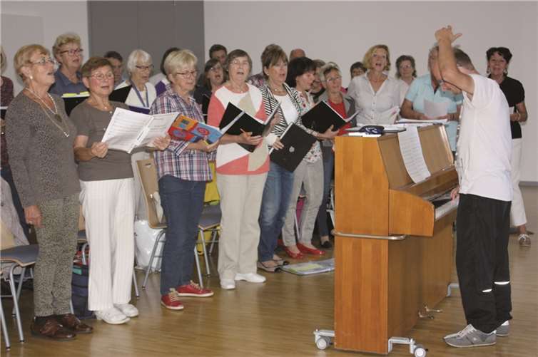 Die Sängerinnen und Sänger des gemischten Chores während einer Probe.privat