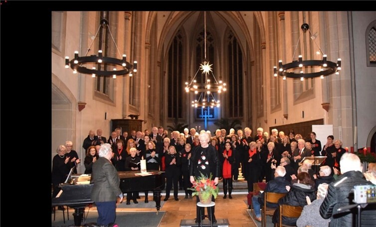 Die Sängerinnen und Sänger konnten wahrlich zufrieden sein: volle, gut geheizte Christuskirche und Standing Ovations belohnten sie für ihre Probenarbeit. Foto: privat