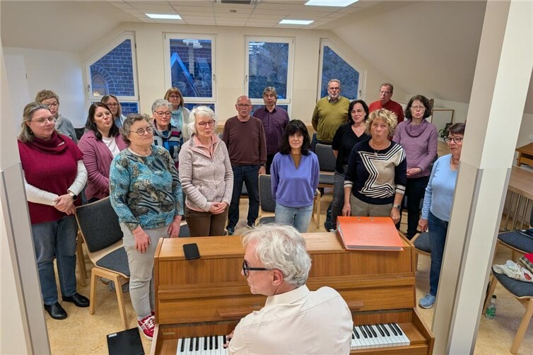 Die Sängerinnen und Sänger von BelCanto mit ihrem neuen Chorleiter, Andreas Barth bei der Chorprobe.