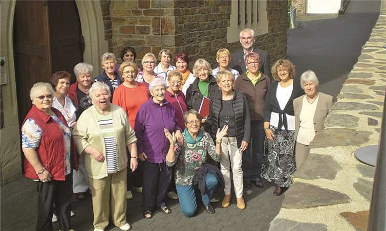 Die Sängerinnen vor dem Tagungshaus in Waldbreitbach, wo sie ein Wochenende verbrachten.H. Lorson
