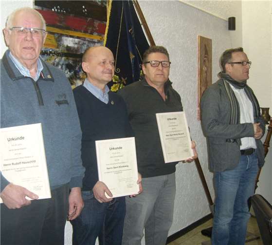 Die Sängerjubilare mit Jens Konieczny.Stephan Rosenzweig