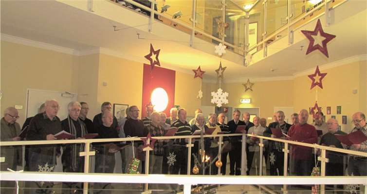 Die Sängerschar bot den einen oder anderen Klassiker dar, sehr zur Freude der Zuhörer.Hans Hartenfels