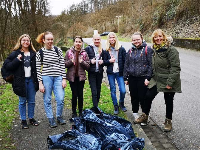 Die Säuberungsaktion ist nicht nur ein wertvoller Beitrag für unsere Umwelt, sondern machte den Mädchen sichtlich Spaß.  Fotos: Schönstätter Marienschule